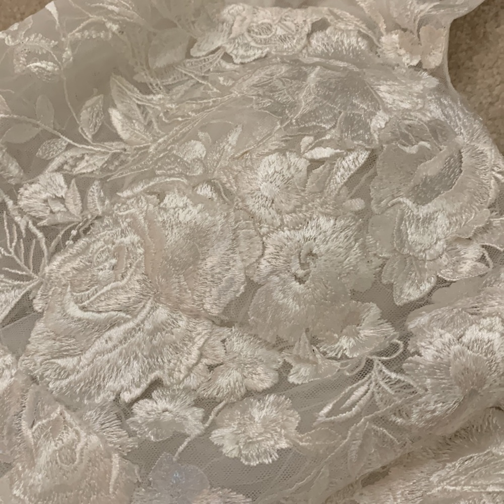 Wedding gown w/ beautiful floral embroidered tulle overlay & full skirt - Picture 13 of 16